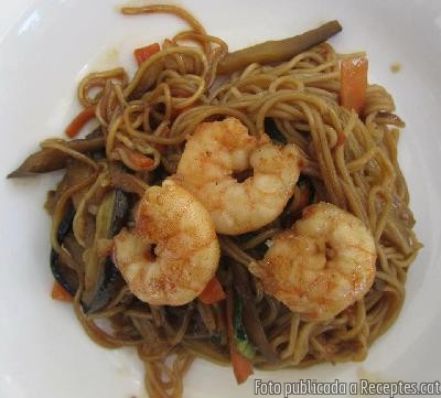 Espaguetis xinesos amb verdures i gambes a la soja